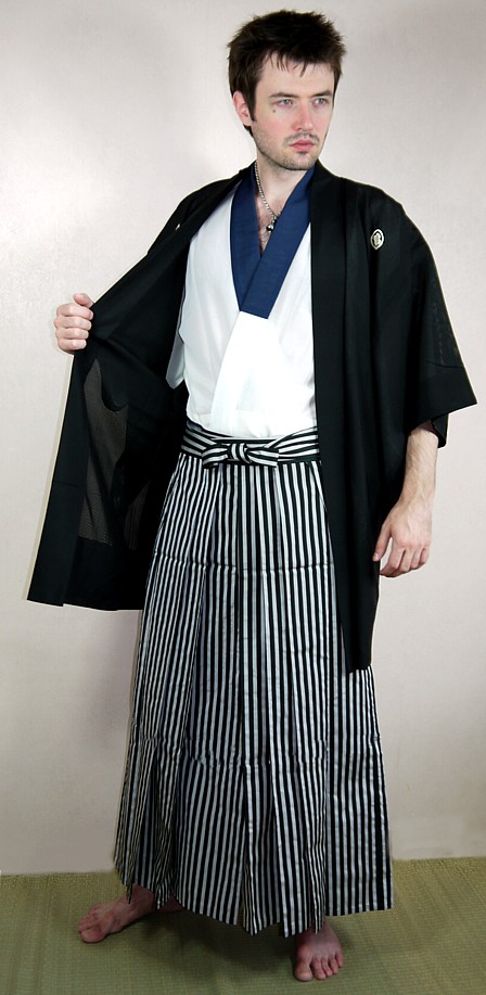 японская традиционная мужская одежда: хаори с монами, кимоно и хакама