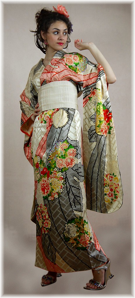 японское шелковое кимоно фурисодэ