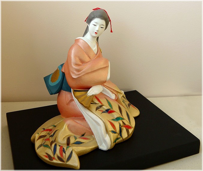 японская винтажная статуэтка Девушка, сидящая с веером в руке