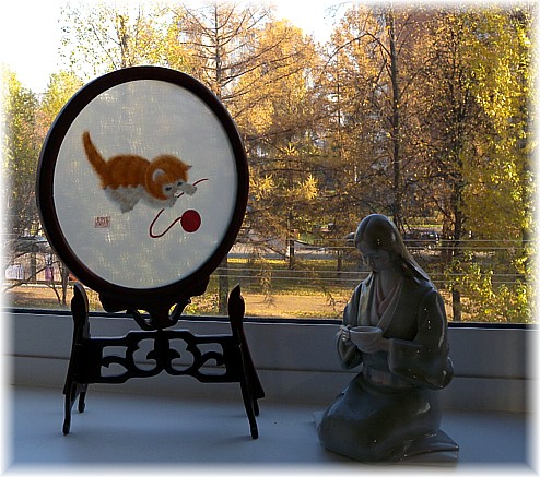 фарфоровая японская статуэтка и интерьерный экран с вышивкой