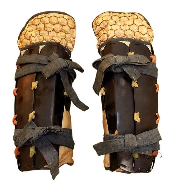 армироваянная защита голени, деталь  самурайских доспехов 